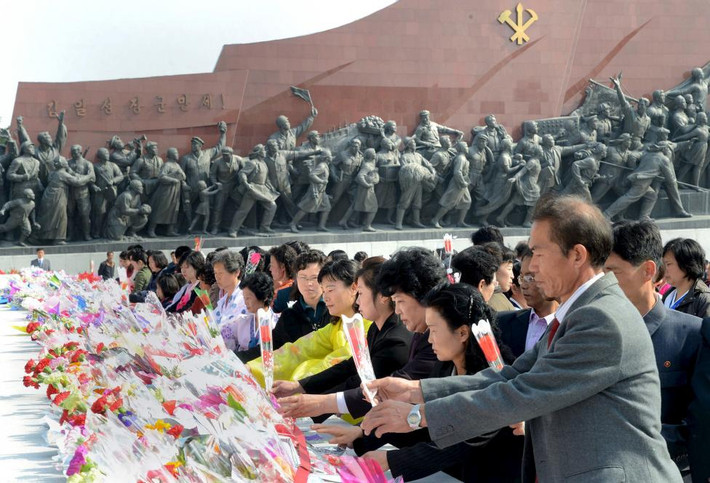 Người dân đặt hoa tưởng niệm ở khu vực tượng đài cố lãnh đạo Kim Il-sung và con trai của ông, Kim Jong-il.