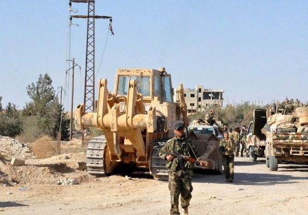 Trước đó, quân đội Syria chọc thủng được tuyến phòng thủ của nhóm khủng bố IS ở phía tây Quaryatayan.