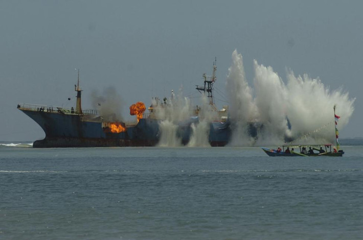 Hải quân cùng Bộ Hàng hải và Nghề cá Indonesia đã cho nổ tung tàu cá hoạt động trái phép MV Viking trên vùng biển Tanjung Batumandi, Pangandaran, Tây Java, ngày 14/3/2016.
