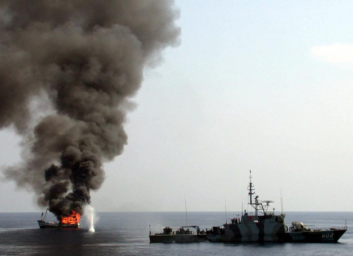 Ngày 14/11/2003, tàu hải quân Indonesia đánh chìm một tàu cá từ Thái Lan ở vùng biển ngoài khơi Surabaya sau khi bắt giữ tàu cá này vì đánh bắt trong vùng biển của Indonesia mà không có giấy phép.