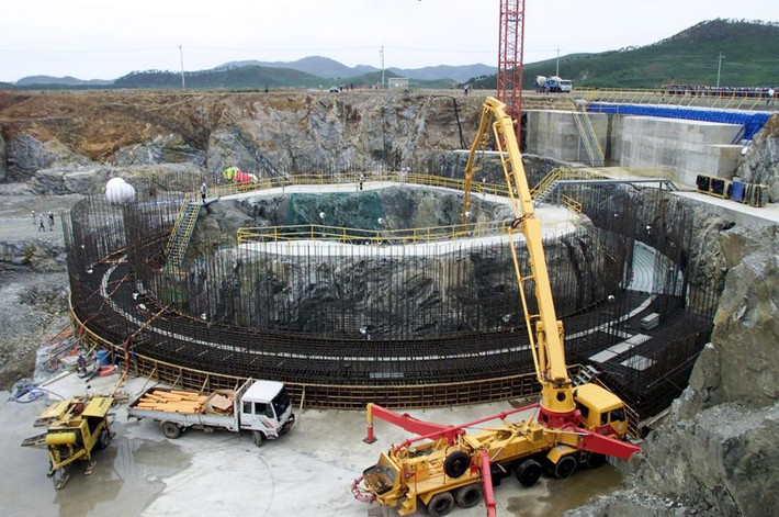 Công nhân xây dựng một lò phản ứng hạt nhân mới ở làng Kumho, Triều Tiên, ngày 7/8/2002.