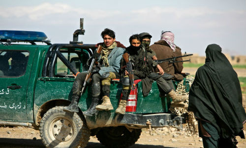 Một người nông dân nổi giận đang tiến về phía một nhóm cảnh sát Afghanistan trong một chiến dịch phá bỏ các cánh đồng anh túc ở Zhari.