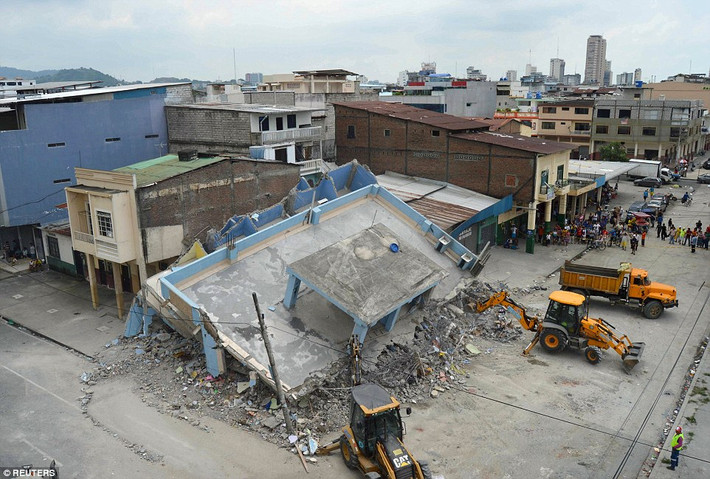 Các công nhân đang giải phóng một ngôi nhà bị sập sau khi cơn địa chấn mạnh tấn công Guayaquil, Ecuador.
