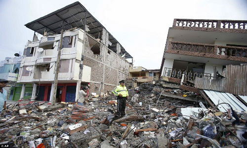 Hiện tại, tổng số thương vong trong trận động đất ở Ecuador đã tăng lên đến gần 3.000 người, trong đó có 246 người thiệt mạng. Ảnh: Đống đổ nát ở Pedernales sau động đất.