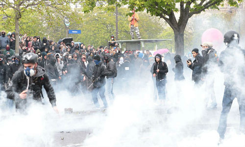 Rất đông người biểu tình tập trung ở Paris.