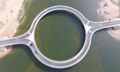 Cầu Puente Laguna Garzon ở Garzon, Uruguay, do Rafael Vinoly Architects thiết kế trông thật ấn tượng khi nhìn từ trên cao.