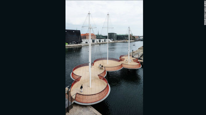 Cầu Cirkelbroen lạ mắt ở Copenhagen (Đan Mạch) do Olafur Elisson thiết kế.