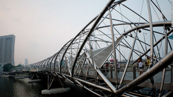 Cầu Helix ở Vịnh Marina, Singapore, do Cox Architecture thiết kế, được mở cửa vào năm 2010.