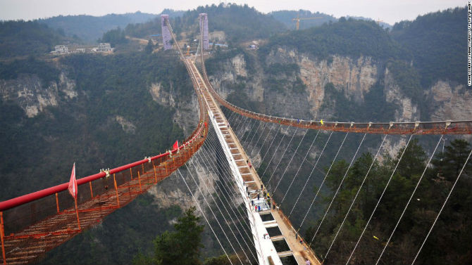 Cầu Zhangjiajie Canyon ở thành phố Trương Gia Giới dự kiến sẽ được mở cửa vào tháng 5/2016. Cây cầu dài 21 mét và ở độ cao hơn 200 mét này sẽ trở thành cầu kính lớn nhất thế giới. Ngoài phục vụ du khách tham quan, cây cầu cũng sẽ được sử dụng làm địa điểm tổ chức các buổi biểu diễn thời trang hay nhảy bungee.