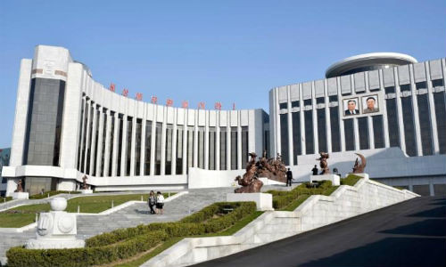 Cung học sinh Mangyongdae ở Triều Tiên là một trung tâm giáo dục tổ chức các hoạt động ngoại khóa tổng hợp dành cho học sinh.