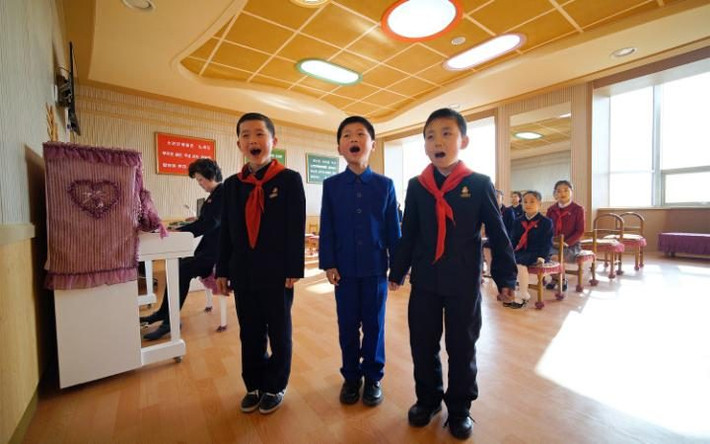 Các bé trai Triều Tiên đang học hát những ca khúc truyền thống của nước này.