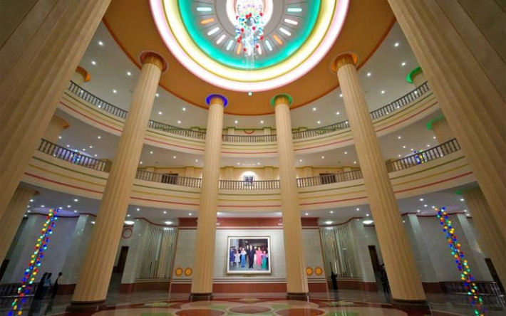 Được biết, hơn 12.000 học sinh tới Cung học sinh Mangyongdae mỗi ngày. Trung tâm có tới hơn 500 giáo viên giảng dạy.