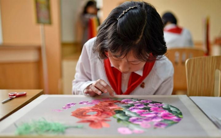 Thêu cũng là một trong những hoạt động ngoại khóa tại Cung học sinh Mangyongdae.