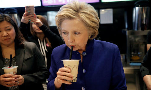 Cựu ngoại trưởng Mỹ Hillary Clinton, ứng viên Tổng thống Mỹ của Đảng Dân chủ, tranh thủ uống trà khi tới nhà hàng Kung Fu Tea ở Queens, thành phố New York, trong đợt vận động tranh cử ngày 18/4/2016.