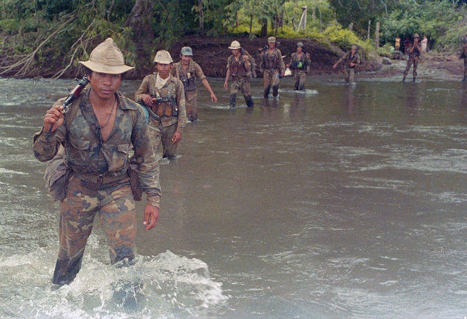 Tháng 8/1986, một nhóm binh sĩ Sandinista vượt qua một con sông trong rừng khi đang làm nhiệm vụ tuần tra, săn lùng quân nổi dậy Contra ở miền bắc Nicaragua, gần Zompopera.