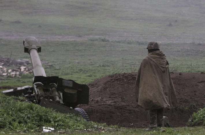 Cuộc xung đột quân sự giữa Armenia và Azerbaijan đang diễn ra tại Nagorno-Karabakh. Trong ảnh là một binh sĩ Armenia.