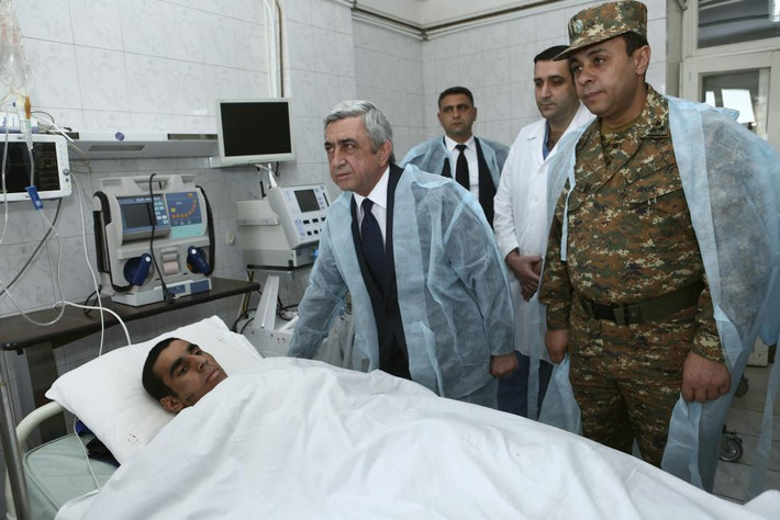 Tổng thống Armenia Serzh Sargsyan thăm một binh sĩ bị thương trong cuộc chiến ở Nagorno-Karabakh ngày 4/4. Binh sĩ này đang được điều trị tại một bệnh viện quân đội trung ương thuộc Bộ Quốc phòng Armenia ở Yerevan.
