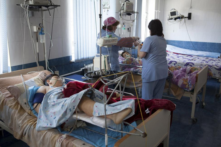 Bé Vardan Andreasyan (trước), 12 tuổi, và Gevorg Grigoryan nằm điều trị trong bệnh viện ở thành phố Stepanakert.