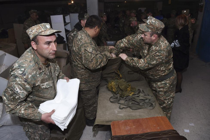 Lực lượng tình nguyện Armenia chuẩn bị lên đường tới khu vực Nagorno-Karabakh.