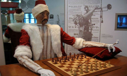 “Cỗ máy đánh cờ” Turk do Wolfgang von Kempelen thiết kế vào năm 1770. Cỗ máy này trở nên nổi tiếng ở Châu Âu và được trưng bày trong 80 năm. Tuy nhiên, trên thực tế, bên trong cỗ máy này có các cao thủ cờ vua.