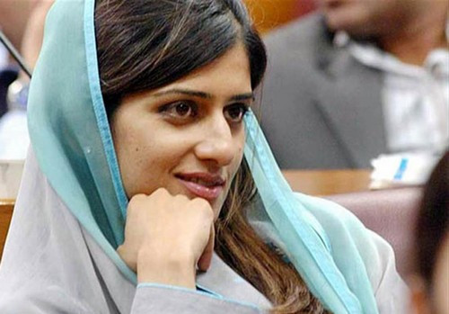 Hina Rabbani Khar là nữ Ngoại trưởng đầu tiên và trẻ tuổi nhất của Pakistan. Theo một cuộc khảo sát của tờ India Today, Hina có phong cách thời trang vô cùng hiện đại và quyến rũ. Túi xách và trang phục của nữ chính khách này luôn là tâm điểm chú ý của các phương tiện truyền thông.