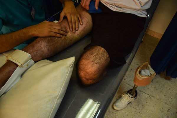 Muayyad bị thương trong một vụ nã pháo ở Daraa, Syria. Những cuộc xung đột tại khu vực Trung Đông đã phá hoại cuộc đời của nhiều người vô tội.