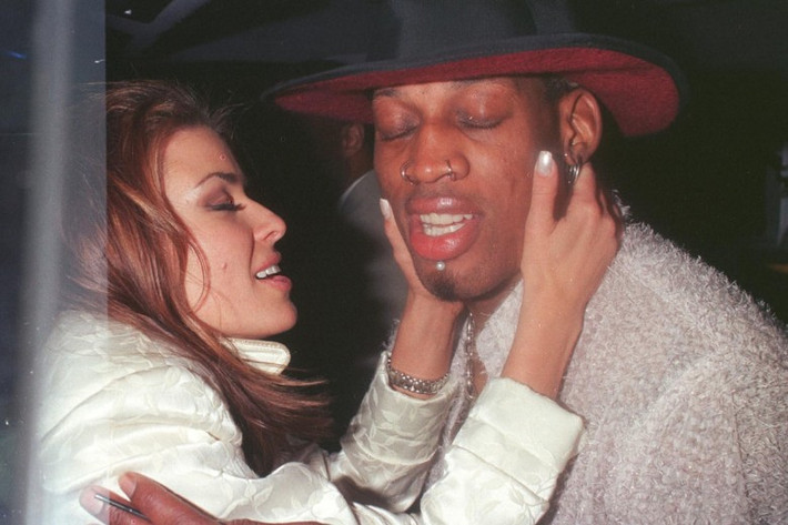 Cuộc hôn nhân ngắn ngủi thứ hai là của Carmen Electra và Dennis Rodman. Cặp đôi đệ đơn ly hôn chỉ sau 9 ngày làm đám cưới.