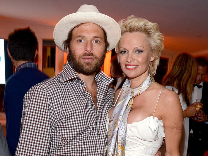Pamela Anderson và Rick Salomon kết hôn vào năm 2007. Họ quyết định “đường ai nấy đi’ sau 60 ngày làm đám cưới.