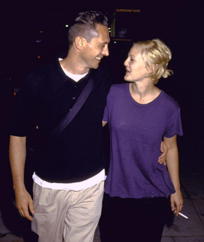 Drew Barrymore và Jeremy Thomas tổ chức đám cưới vào năm 1994. Cuộc hôn nhân của họ cũng sớm đổ vỡ khi chỉ kéo dài 39 ngày.