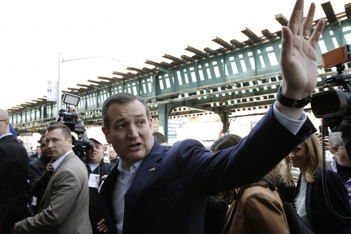 Thượng nghị sĩ Ted Cruz vẫy chào người ủng hộ tại nhà hàng Sabrosura ở Bronx ngày 6/4.