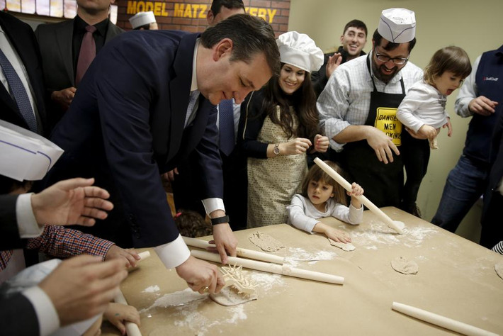 Thượng nghị sĩ Ted Cruz cùng trẻ nhỏ làm một loại bánh mỳ Do Thái truyền thống trong chuyến vận động tranh cử ở Brooklyn, New York ngày 7/4.