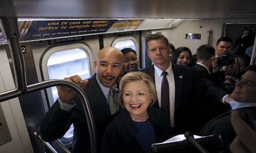 Cựu Ngoại trưởng Mỹ Hillary Clinton trên tàu điện ngầm ở Bronx, New York, ngày 7/4/2016.
