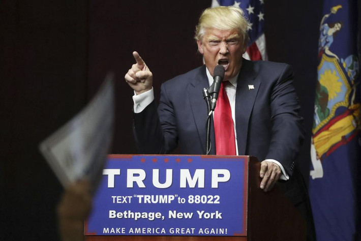 Tỷ phú Donald Trump, ứng viên Tổng thống Mỹ của Đảng Cộng hòa, phát biểu trong chiến dịch tranh cử tại Grumman Studios ở Bethpage, New York, ngày 6/4.