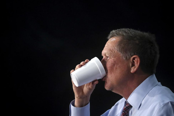 Ông John Kasich, ứng viên tổng thống của Đảng Cộng hòa, uống nước trong sự kiện vận động tranh cử ở Troy, New York ngày 11/4/2016.