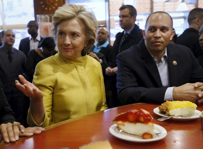 Bà Hillary Clinton ngồi cùng nghị sĩ Hakeem Jeffriest tại nhà hàng Junior ở Brooklyn, New York, ngày 9/4.
