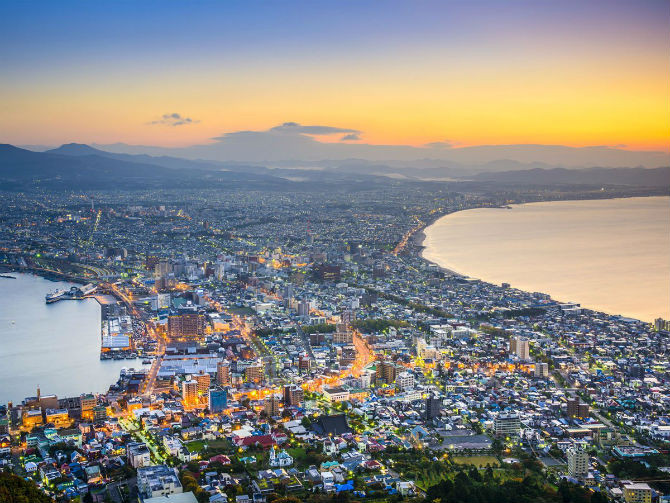 Đảo Hokkaido ở Nhật Bản nổi tiếng với những cánh đồng hoa tuyệt đẹp, suối nước nóng,...
