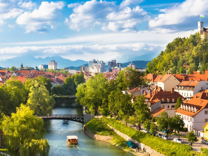 Ljubljana (Slovenia) là một trong những thiên đường du lịch vào mùa hè năm 2016 với không gian xanh tươi mát. Thưởng thức bữa ăn tại những quán cà phê ngoài trời ven sông thực sự là một cảm giác thú vị.
