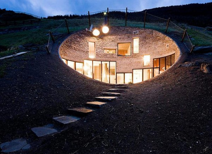Nhà Hobbit - nhà dưới lòng đất ở Thụy Sỹ. Ngôi nhà được xây dựng bằng vật liệu tái chế với mảnh vườn xanh ngắt ở trên mái nhằm nâng cao ý thức bảo vệ môi trường. (ảnh: Brainjet).