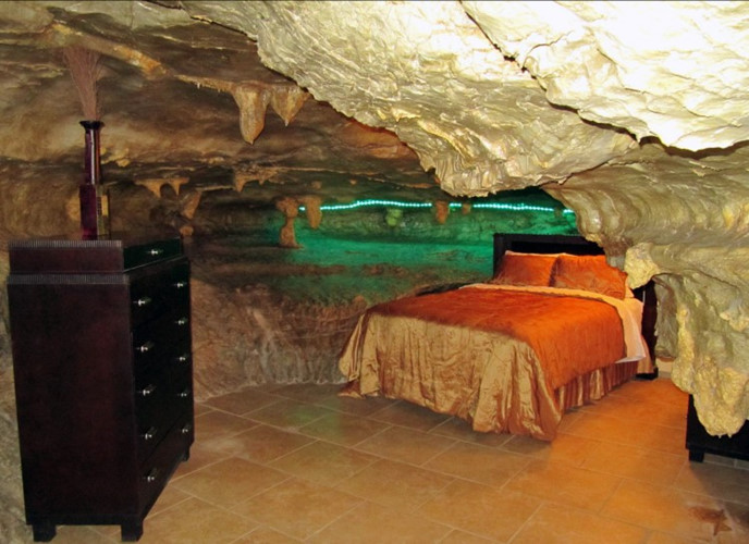 Bên trong nhà nghỉ trong hang ở dãy núi Ozark nhằm phục vụ cho những khách bộ hành đi ngang qua. (ảnh: Brainjet).