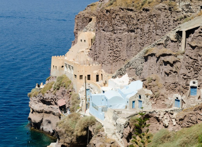 Những ngôi nhà tuyệt đẹp ở trên đảo Santorini, Hy Lạp đã trở thành điểm thu hút khách tham quan. (ảnh: Brainjet).