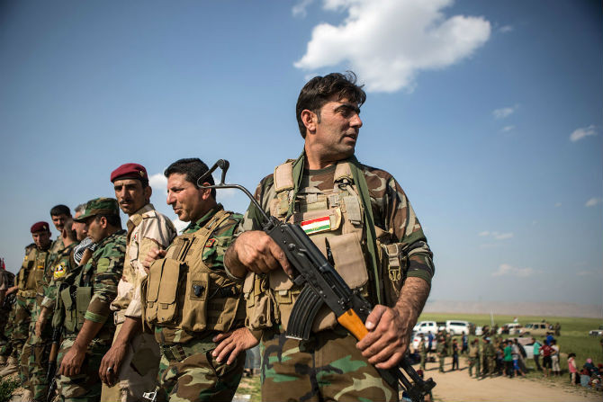 Các chiến binh người Kurd Peshmerga đứng gác tại Makhmour. Kể từ khi quân đội Iraq khởi động chiến dịch nhằm tái chiếm Mosul, nơi được coi là “thủ phủ” của tổ chức khủng bố IS tại tỉnh Nineveh, ngày càng nhiều người dân bỏ trốn khỏi thành phố này.