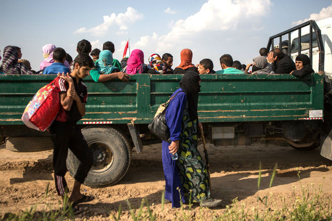 Rất nhiều người “tay xách nách mang” rời khỏi Mosul. Được biết, nhóm IS đã chiếm quyền kiểm soát thành phố lớn thứ hai của Iraq này từ tháng 6/2014.