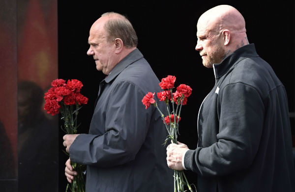 Lãnh đạo Đảng Cộng sản Gennady Zyuganov và võ sỹ Mỹ Jeff Monson trước lễ đặt hoa trước Lăng Lenin.