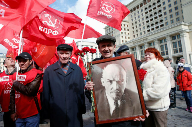 Người dân xuống đường kỷ niệm 146 năm ngày sinh của lãnh tụ Lenin ở Quảng trường Đỏ.