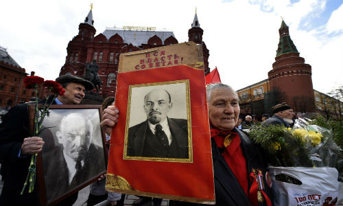 Mọi người mang theo hoa và những bức ảnh của lãnh tụ Lenin.
