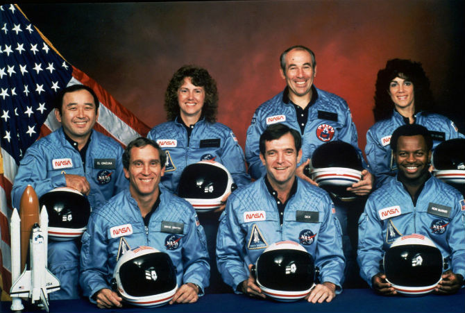 Các phi hành gia trên tàu con thoi Challenger. Hàng trước từ trái sang: Michael J. Smith, Francis R. (Dick) Scobee và Ronald E. McNair. Hàng sau từ trái sang: Ellison Onizuka, Christa McAuliffe, Gregory Jarvis và Judith Resnik.