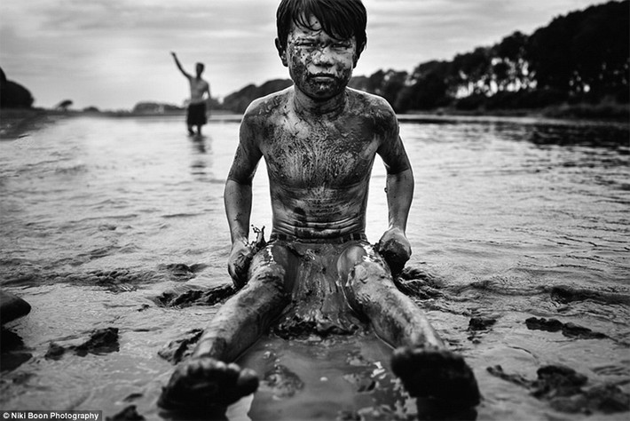 Lũ trẻ chơi đùa trong đống bùn...