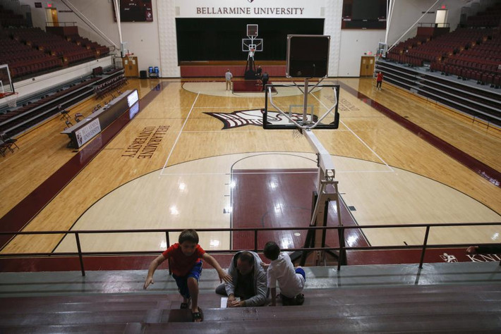 Người đàn ông đi bỏ phiếu tại phòng tập gym ở trường Đại học Bellarmine, Louiville, Kentucky, ngày 4/11/2014.