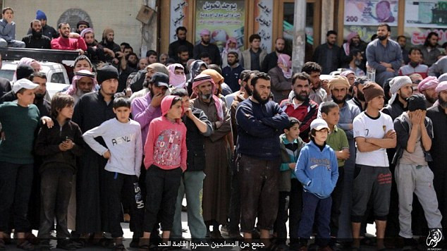 Vụ xử tử công khai được cho là diễn ra tại Raqqa, nơi được coi là “thủ phủ” của tổ chức khủng bố IS tại Syria, trước sự chứng kiến của đám đông, trong đó có hàng chục phụ nữ và trẻ em.