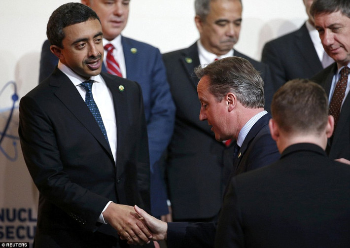 Thủ tướng Anh Cameron bắt tay Abdullah bin Zayed bin Sultan Al Nahyan - Ngoại trưởng Các Tiểu Vương quốc Ả-rập Thống nhất.